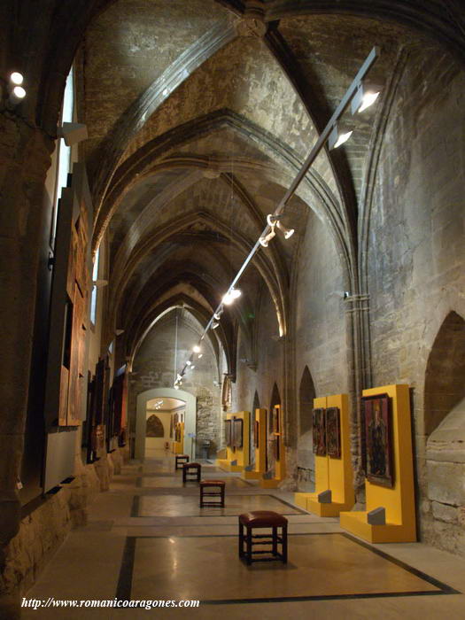 CLAUSTRO. ALA SUR, DESDE EL FONDO OESTE. EN PRIMER TRMINO, CLAUSTRO DEL PAPA LUNA